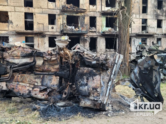 Фоторепортаж: как выглядит место ракетного удара в Кривом Роге, где погибли люди