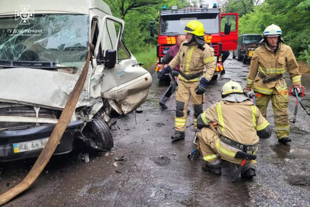 У Криворізькому районі надзвичайники врятували водія, який потрапив в аварію