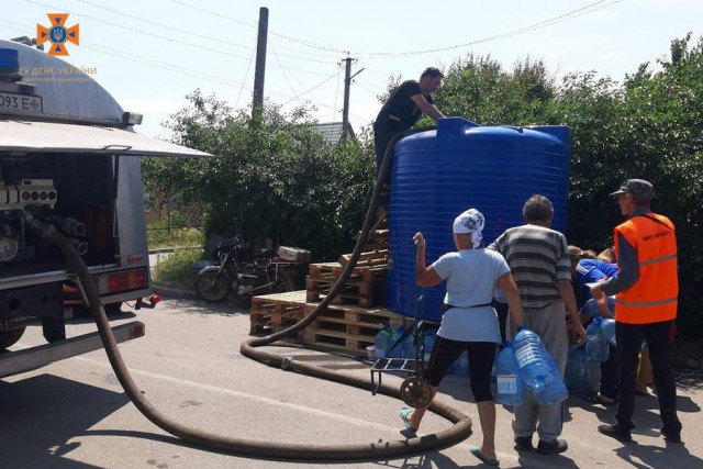 В Днепропетровской области спасатели продолжают подвозить воду для населения