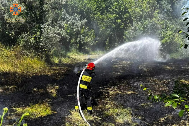 Пожарные Днепропетровщины продолжают бороться с пожарами в экосистемах