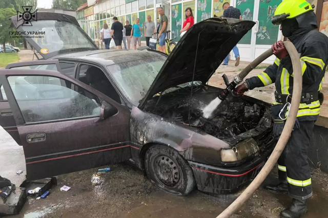 В Кривом Роге горел легковой автомобиль