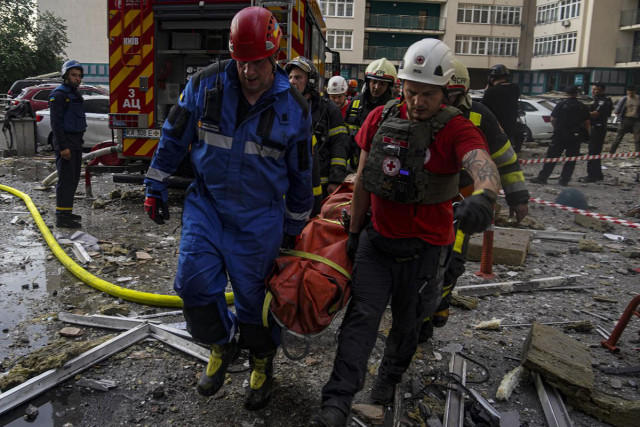 Под завалами дома в Киеве обнаружили тела еще двух погибших
