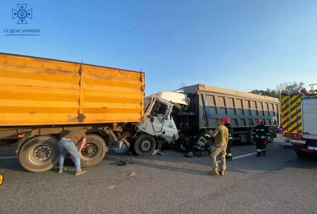 На Днепропетровщине произошла смертельная авария: столкнулись два грузовика
