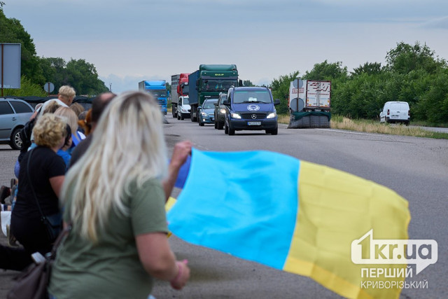 Перед въездом в Кривой Рог горожане встречали тело погибшего Руслана Нежигая