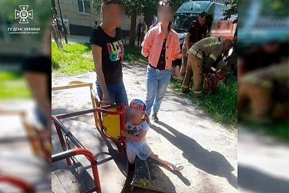 В Кривом Роге спасатели помогли девочке, застрявшей в карусели