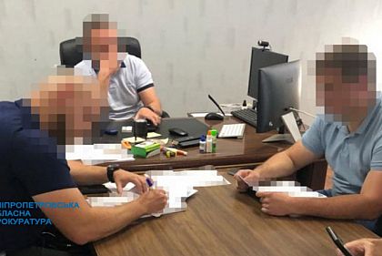 В Днепре следователя полиции подозревают в вымогательстве 6 тысяч долларов взятки