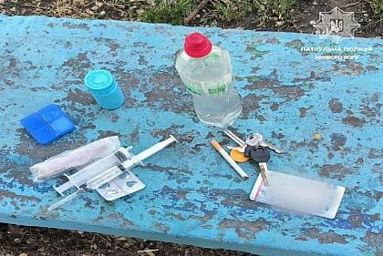 Патрульные Кривого Рога обнаружили у мужчины вещества, похожие на запрещенные