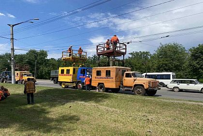 В Кривом Роге ремонтируют контактную сеть троллейбуса
