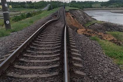 Поблизу Нікополя просіло залізничне полотно: приміські потяги курсуватимуть зі змінами