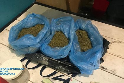 На Днепропетровщине ликвидировали канал сбыта наркотиков: подозреваются четверо местных жителей