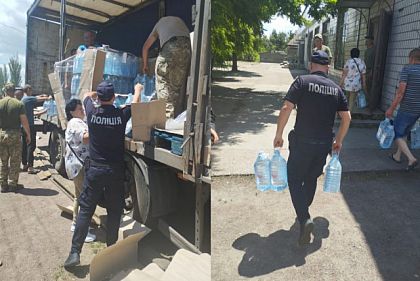 Криворожские полицейские развозят питьевую воду в громады