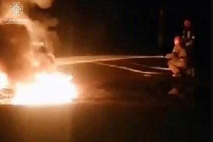 В Кривом Роге спасатели погасили горящую легковушку (ВИДЕО)