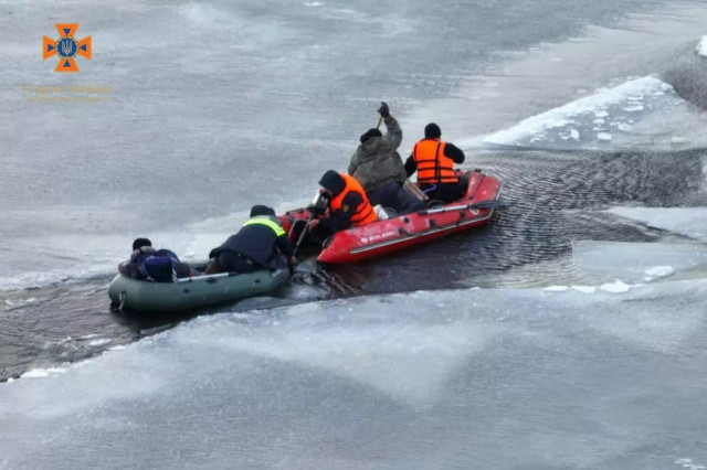 На Днепропетровщине бойцы ГСЧС спасли 41 рыбака, дрейфующих на льдине
