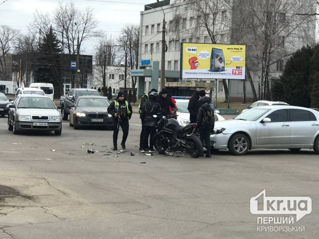 В Кривом Роге столкнулись автомобиль и мотоцикл