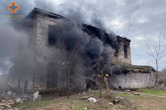 Криворожские спасатели ликвидировали пожар в заброшенном здании