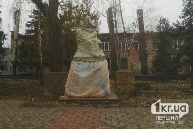В Кривом Роге памятник Пушкину несколько месяцев стоит накрытый тканью