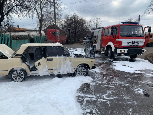 В Центрально-Городском районе Кривого Рога загорелся автомобиль