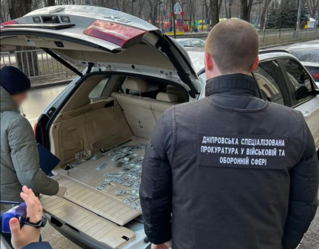 На Дніпропетровщині начальника відділення персоналу штабу підозрюють у хабарництві