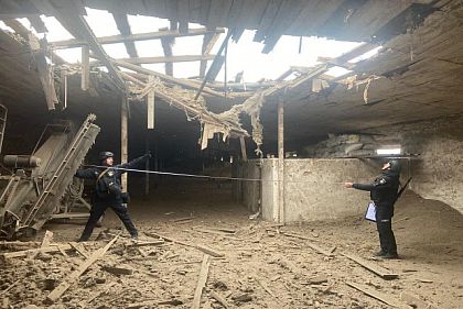 Полиция фиксирует последствия обстрелов фермерского хозяйства на Днепропетровщине