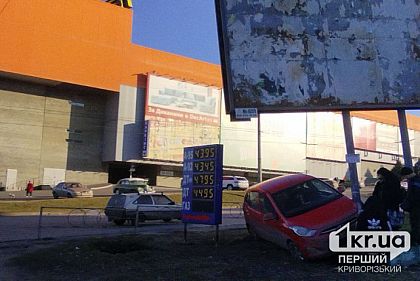 В Кривом Роге автомобиль врезался в рекламный борд