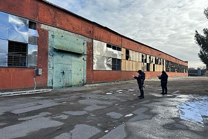 Полицейские Никополя фиксируют последствия обстрела города войсками РФ