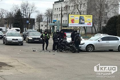 У Кривому Розі зіштовхнулись автівка та мотоцикл
