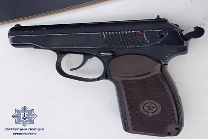 Криворожские патрульные обнаружили у горожанина пистолет