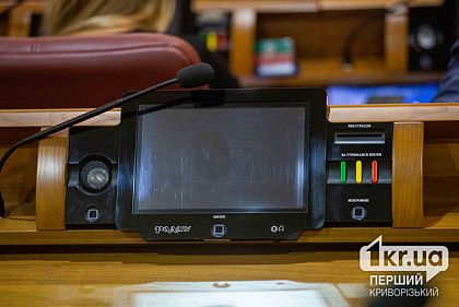 Парламент досрочно прекратил полномочия еще трех народных депутатов