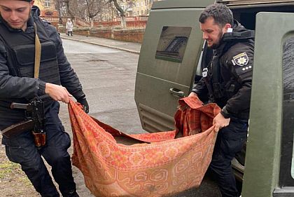 Після обстрілів Марганця поліцейські витягнули з-під завалів пораненого собаку