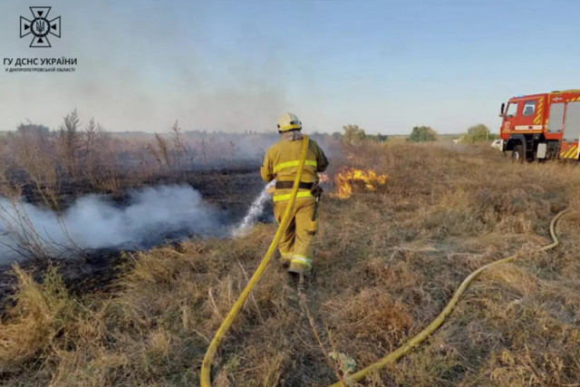 Пожарные на Днепропетровщине потушили еще 64 пожара на открытых территориях