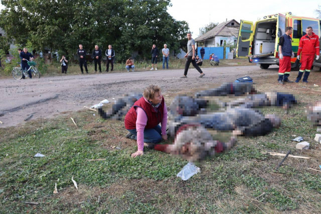 49 загиблих та 7 поранених внаслідок обстрілу росіянами села Гроза на Харківщині