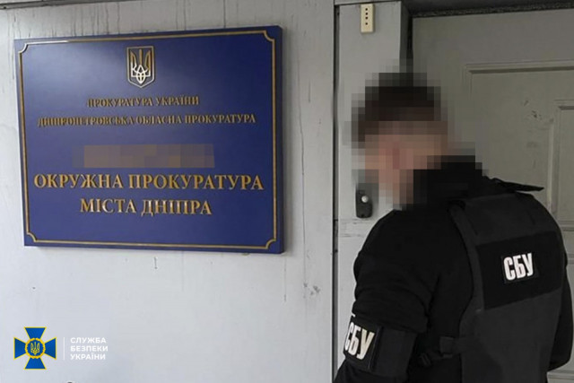 Требовал взятку, чтобы «отмазать» от тюрьмы: прокурора из Днепропетровщины разоблачили на коррупции