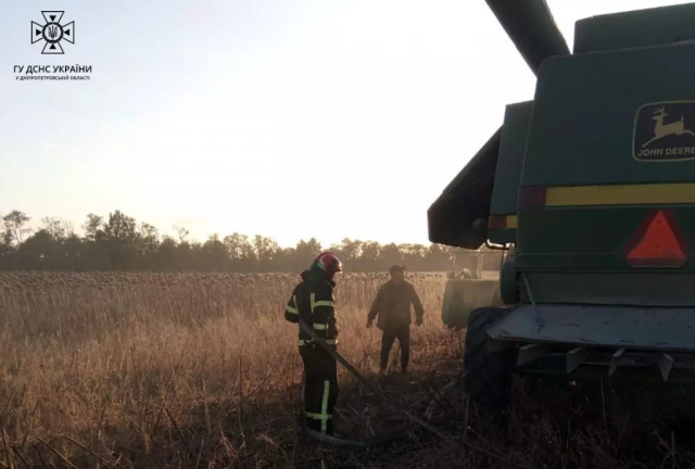 У Криворізькому районі надзвичайники ліквідували займання комбайна