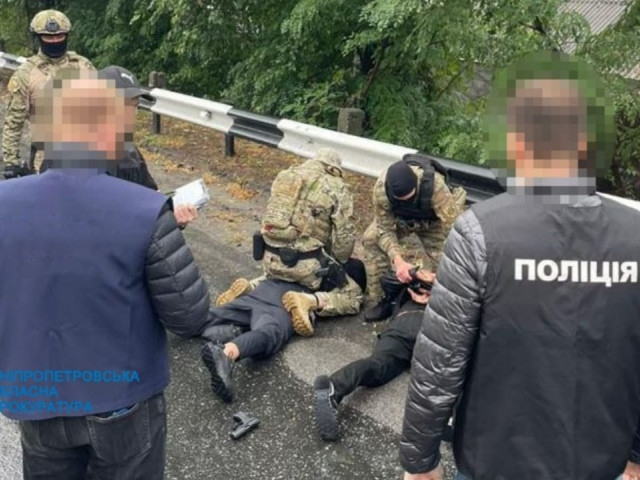 Вимагали неіснуючий борг у батька загиблого військового: на Дніпропетровщині затримали двох чоловіків
