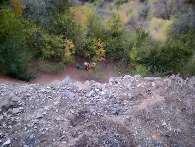 Оказались на склоне рудного карьера: на Днепропетровщине спасли двух девочек