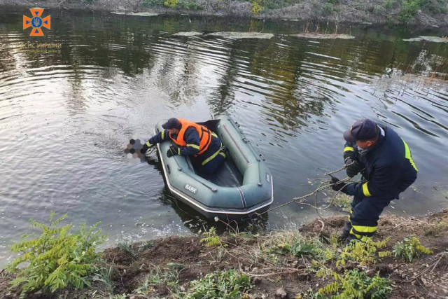 В Криворожском районе спасатели достали тело мужчины из водоема