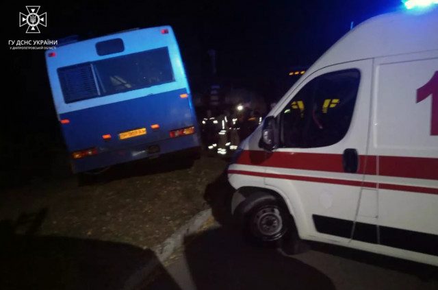 Криворізькі рятувальники деблокували водія з пошкодженого внаслідок ДТП автобуса
