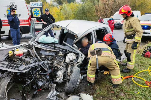 ДТП на Дніпропетровщині: рятувальники деблокували травмованого водія з понівеченої автівки