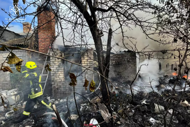 У Кривому Розі рятувальники загасили пожежу на території приватного будинку