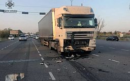 На Днепропетровщине столкнулись грузовой автомобиль и две легковушки: 3 человека пострадали