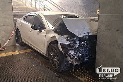 В Кривом Роге водитель, въехавший на автомобиле в подземку, скончался в больнице