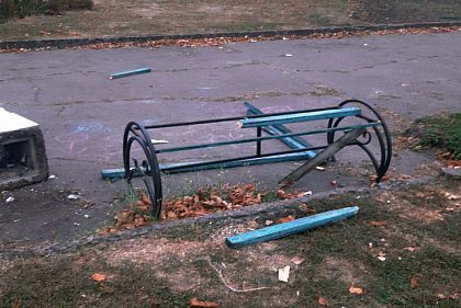 Неизвестные разбили лавочки в парке Ингулецкого района Кривого Рога