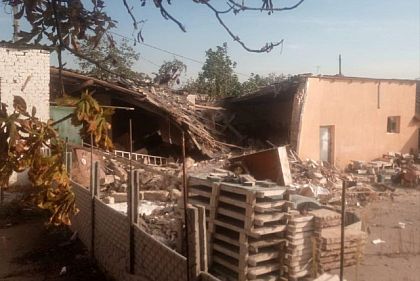 Поврежденные дома и линия электропередач: полицейские фиксируют последствия обстрела Никополя