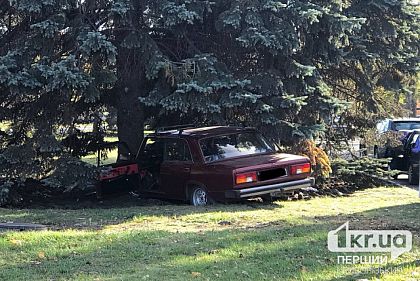 В Кривом Роге столкнулись ВАЗ и Geely: пострадал водитель