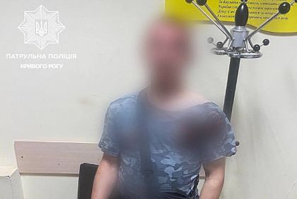 В Кривом Роге патрульные задержали мужчину по подозрению в ранении отчима ножом