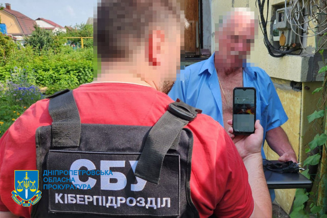 Заперечували збройну агресію з боку РФ: двом мешканцям Дніпроптеровщини повідомили про підозру