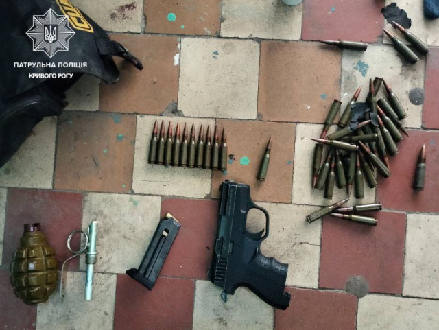 Патрульные Кривого Рога обнаружили у мужчины предметы, похожие на 40 патронов, гранату и пистолет