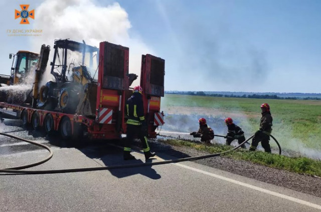 На Днепропетровщине горел грузовой прицеп, на котором находились два трактора