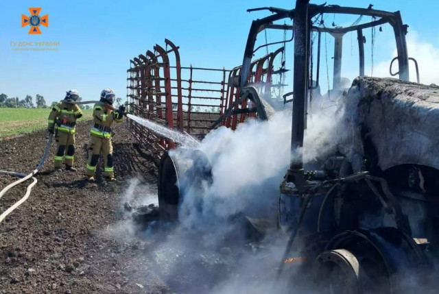 Пожарные потушили горящий трактор в Никопольском районе