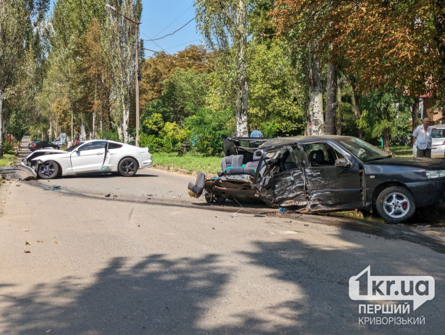 У Кривому Розі сталася ДТП: одну з автівок розірвало навпіл